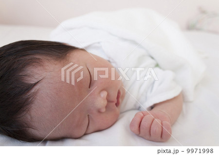 眠る赤ちゃん 9971998