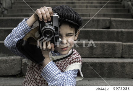 Child with vintage camera Child with vintage camera 9972088