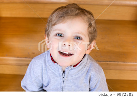Adorable toddler with blue eyes indoor Adorable toddler with blue eyes indoor 9972585