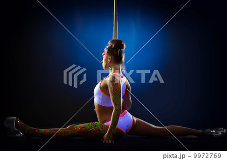 Flexible athletic dancer posing on splits Flexible athletic dancer posing on splits 9972769