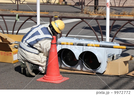 信号を工事する人 信号を工事する人 9972772