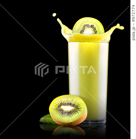 Smoothies of kiwi in glass with splash Smoothies of kiwi in glass with splash 9972774