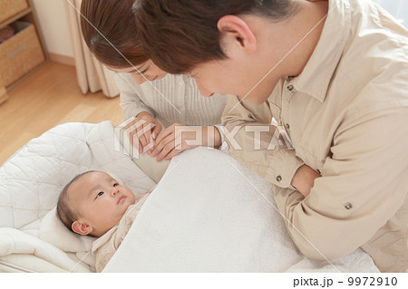 生後3か月 赤ちゃん 両親 見守る 生後3か月 赤ちゃん 両親 見守る 9972910