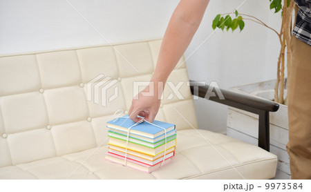 数冊の本 9973584