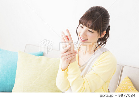 エプロン姿の女性 9977034