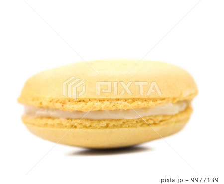 Yellow macaron cakes. 9977139