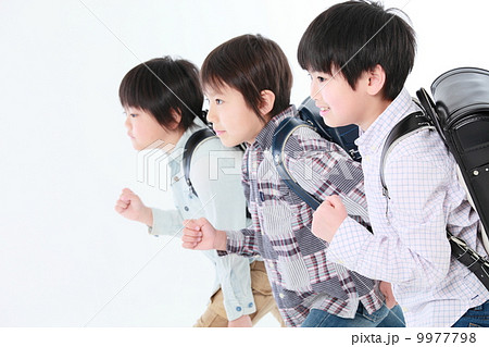 ダッシュする小学生　 9977798