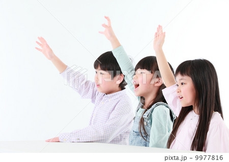 手を挙げる小学生 9977816