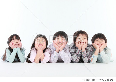 頬杖をする小学生 頬杖をする小学生 9977839