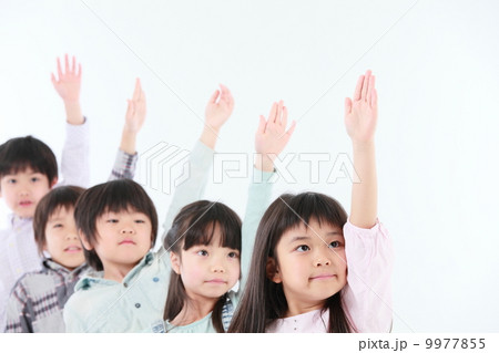 手を挙げる小学生イメージ 9977855