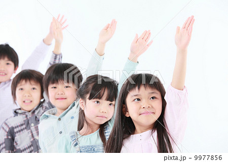 手を挙げる小学生イメージ 手を挙げる小学生イメージ 9977856