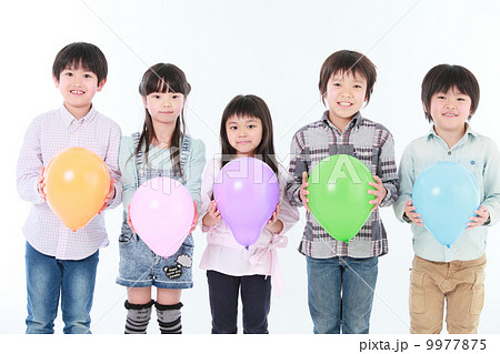 風船を持つ 子供 風船を持つ 子供 9977875