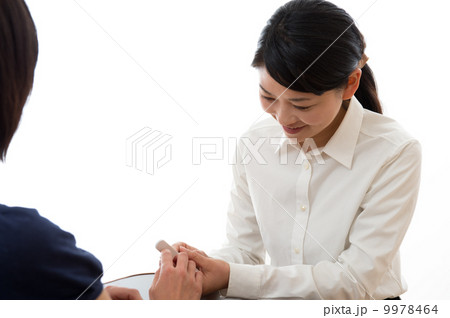 施術するネイリスト 施術するネイリスト 9978464