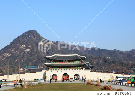 韓国、ソウル、光化門(景福宮の正門)と北漢山 9980669