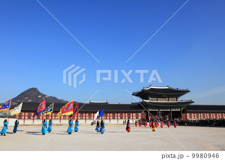 韓国、ソウル、景福宮の王宮守門将交代式 9980946