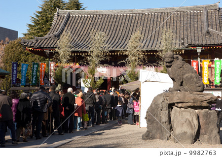 初詣で客で賑わう浅草神社 9982763