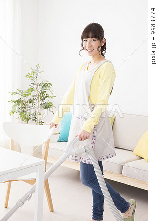 エプロン姿の女性 9983774