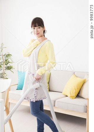 エプロン姿の女性 エプロン姿の女性 9983775