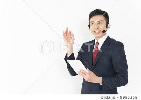 タブレットを持つ若い男性オペレーター 9985358