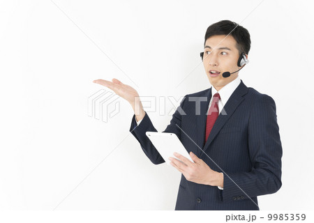 タブレットを持つ若い男性オペレーター 9985359