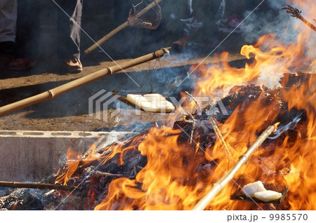 冬の風物詩 どんど焼きで焼けるお餅 横位置の写真素材