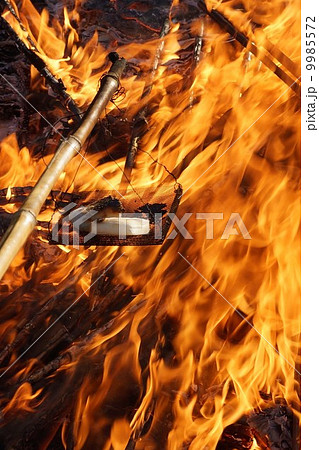 冬の風物詩・どんど焼きで焼けるお餅・縦位置 冬の風物詩・どんど焼きで焼けるお餅・縦位置 9985572