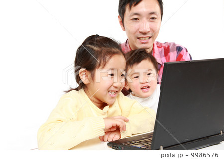 インターネットを楽しむ親子 インターネットを楽しむ親子 9986576
