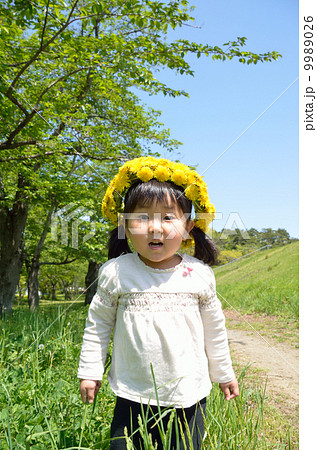 タンポポの花輪をする女の子 タンポポの花輪をする女の子 9989026