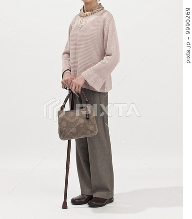 初老の女性 9990269