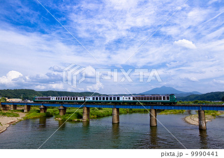 五能線・西津軽の海岸線を行くリゾートしらかみ号 五能線・西津軽の海岸線を行くリゾートしらかみ号 9990441