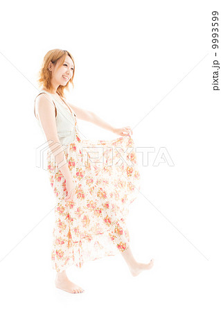 爽やかな春夏物のファッションでポーズする楽しそうな可愛い女の子の写真素材