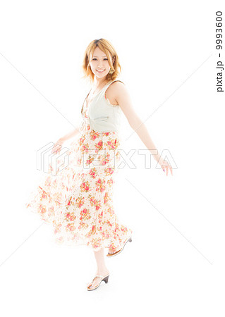 爽やかな春夏物のファッションでポーズする楽しそうな可愛い女の子の写真素材