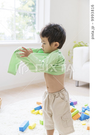 洋服を着替える男の子の写真素材
