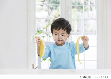 バナナの皮をむく男の子 9993844