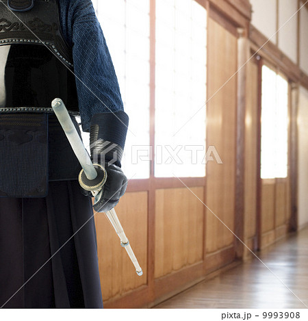 竹刀を持つ剣道着姿の女性の手元 9993908