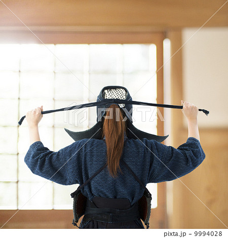 面頬の紐を握る女性の後ろ姿 面頬の紐を握る女性の後ろ姿 9994028