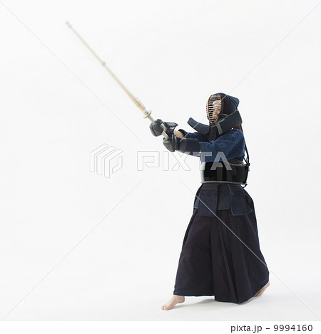 剣道をする女性 9994160