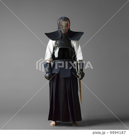 剣道着を着た女性 9994187