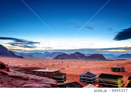 砂漠の夕景(ヨルダン、ワディ・ラム) 砂漠の夕景(ヨルダン、ワディ・ラム) 9995357