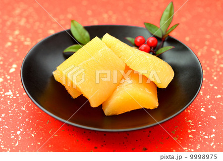 お正月のおせち料理、数の子。 9998975