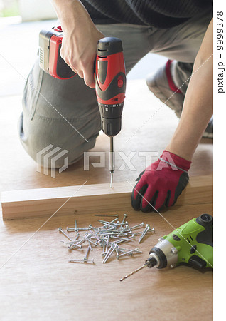 DIYイメージ　ねじを打ち込む男性手元 9999378