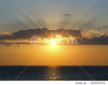 rays of the setting sun breaks through the clouds 10000505
