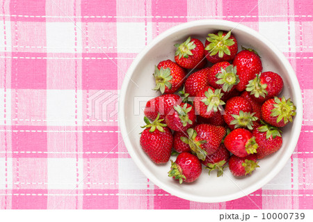 ボウルに持ったイチゴ ボウルに持ったイチゴ 10000739