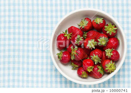 ボウルに持ったイチゴ ボウルに持ったイチゴ 10000741