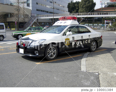 待機するパトカー 10001384