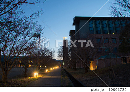 暮れなずむ高知工科大学 B棟と時計塔 暮れなずむ高知工科大学 B棟と時計塔 10001722