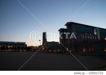 暮れなずむ高知工科大学　遠景　時計塔 10001725