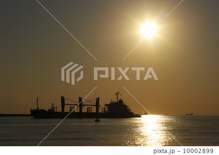 夕陽と貨物船 10002899