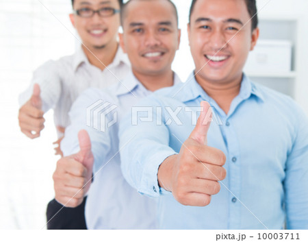 Thumbs up Southeast Asian businessmen 10003711