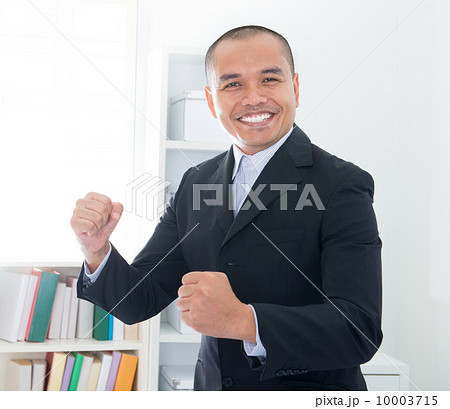 Cheerful Southeast Asian businessman 10003715